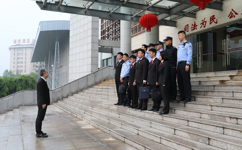 党组书记、院长冯春在集中执行出征仪式上动员.JPG