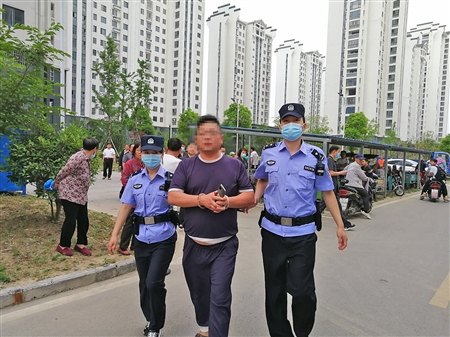 蚌山区法院在“江淮风暴”执行行动中拘传一名被执行人。杜振东 摄.jpg